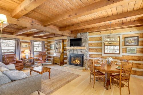 Mars Hill Log Cabin with Fire Pit and Resort Amenities in Swiss, Vereinigte Staaten von Amerika