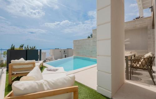 Nice Home In Makarska With Heated Swimming Pool – khách sạn tại Veliko Brdo