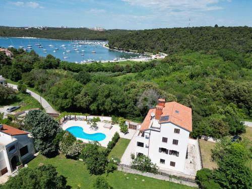 Apartment with Pool View 