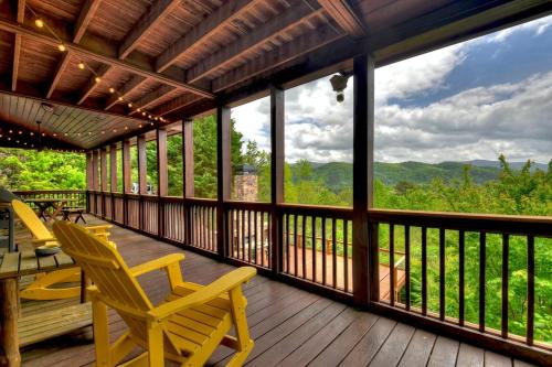 Honey Hollow Cabin w Gorgeous Mtn Views & Hot Tub in Blue Ridge, USA