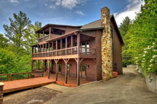 Honey Hollow Cabin w Gorgeous Mtn Views & Hot Tub in Blue Ridge, USA