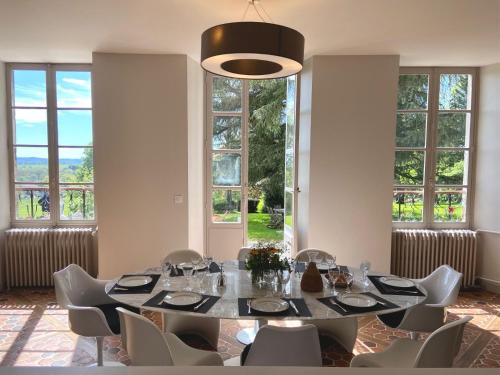Facilities, Beau chateau dans le Cantal au coeur du Pays Vert in Jussac