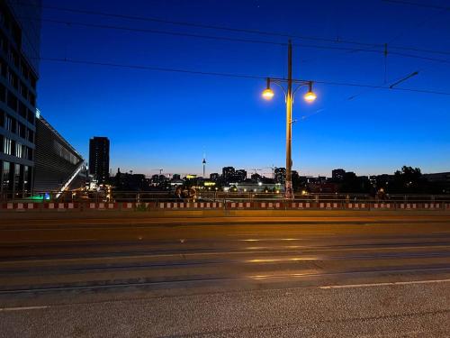 Stylish 2-room Apartment with Balcony Next to East Side Gallery, Berlín (foto 5)