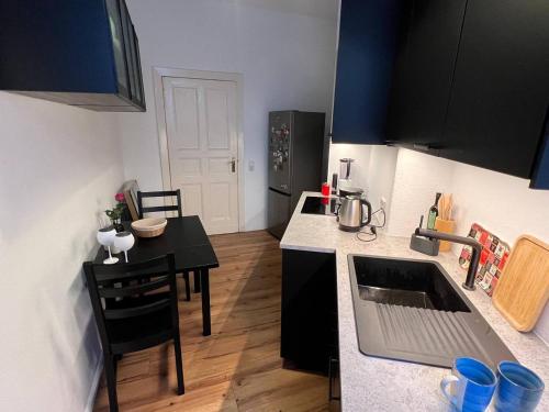 Stylish 2-room Apartment with Balcony Next to East Side Gallery, Berlín (foto 8)