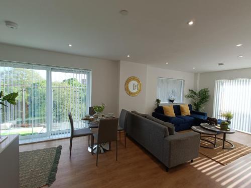 Snuggle Inn - Riverside Apartments - Views Over looking London River Thames, Close to O2 Arena, London Excel, London City Airport, Thames Clipper- River Boat Service, Woolwich Ferry, Onsite parking, TWIN ROOM OPTION available, London (Foto 5)