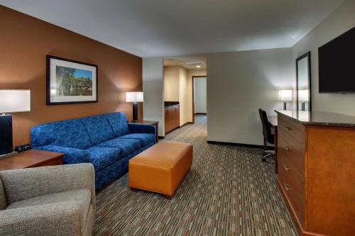 1 king bed, 1 sofa bed