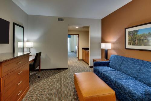 2 queen beds, 1 sofa bed