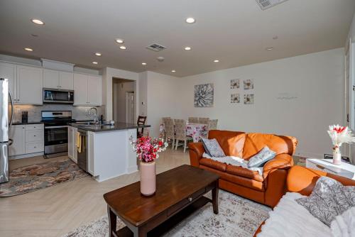 Quiet Suburban Townhouse in Ontario in Ontario, USA