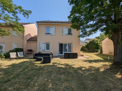 Gîte 10 pers. avec jardin à 200m des commerces, proche Loire et forêt d'Orléans - FR-1-590-281 gîte à louer Les Brosses