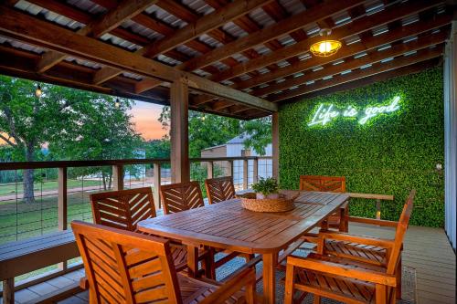 Hollmig Haus - Sleeps 12 with Hot Tub & Beauty Bar in Fredericksburg, USA