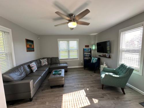 Modern Downtown Gem - Close to Beach - Yard - Pkg! in Port Austin, USA