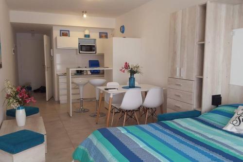 One-Bedroom Apartment room in Dpto Independencia 1302 Luminoso con balcón Muy buena ubicación