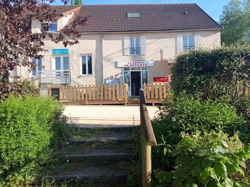 Gîte Louroux-de-Bouble, 5 pièces, 12 personnes - FR-1-489-477 - Location saisonnière - Louroux-de-Bouble