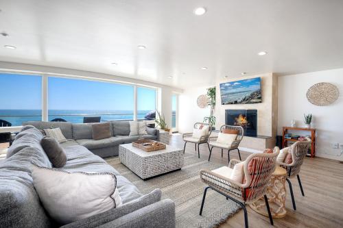 Oceanfront, Private Patio, BBQ, On The Strand in Oceanside, USA