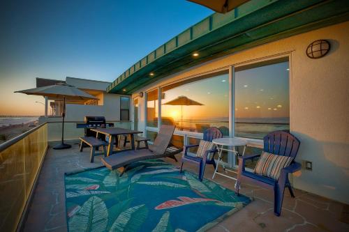 Oceanfront, Private Patio, BBQ, On The Strand in Oceanside, USA