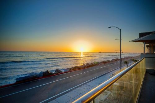 Oceanfront, Private Patio, BBQ, On The Strand in Oceanside, USA