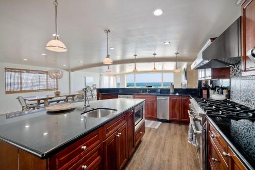 Oceanfront, Private Patio, BBQ, On The Strand in Oceanside, USA