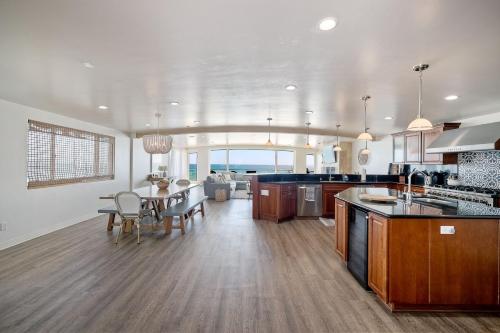 Oceanfront, Private Patio, BBQ, On The Strand in Oceanside, USA
