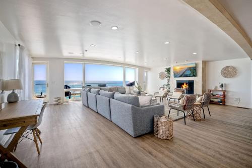 Oceanfront, Private Patio, BBQ, On The Strand in Oceanside, USA