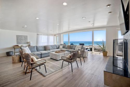 Oceanfront, Private Patio, BBQ, On The Strand in Oceanside, USA
