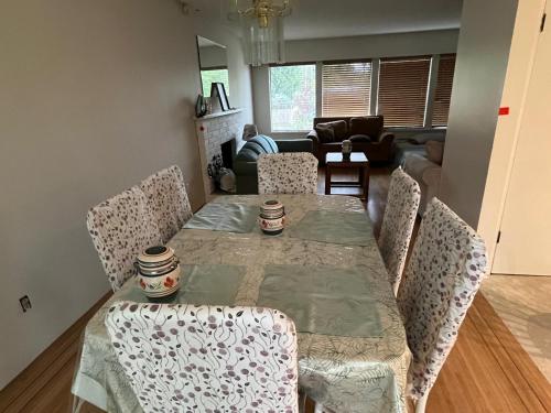 Surrey Homestay - Top Location Near Guildford Town Centre G3 in Surrey, Canada