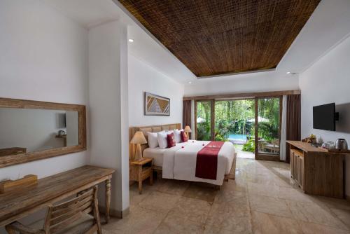 Deluxe Room with Pool View image 2