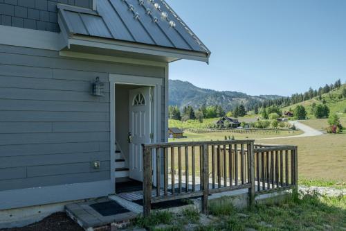 Berg Haus by NW Comfy Cabins