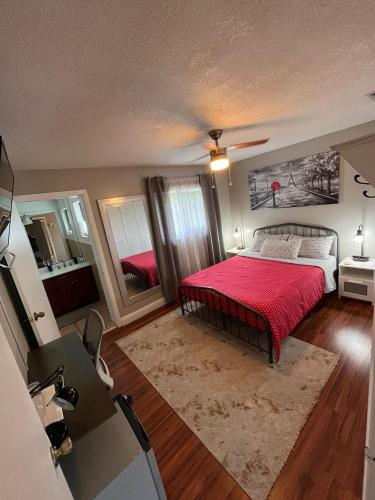 Private Room - Free Parking - Kendall Area Room Type - Queen Room with Garden View