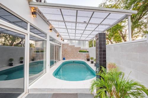 Deluxe pool 4 bedroom 3 bath villa, Jomtien Beach