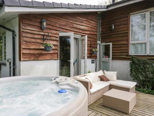 Exterior view, Lake Lodge in Bowness-on-Windermere South