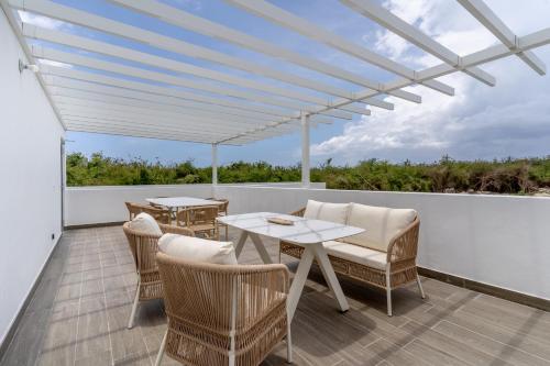 شرفة/ تراس, New villa by the beach! in La Caña