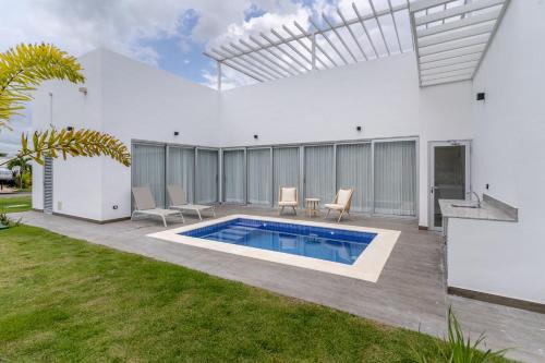 مسبح, New villa by the beach! in La Caña