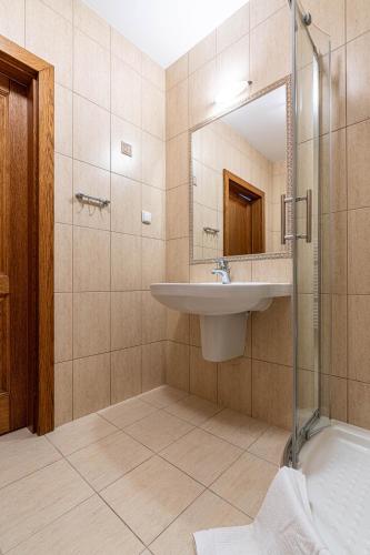 Double or Twin Room image 2