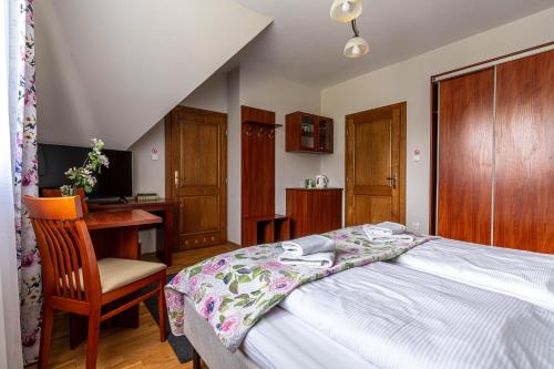 Double or Twin Room image 7