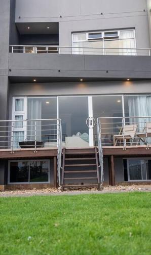 Deja Blue Beachfront Villa in Rand Rifles