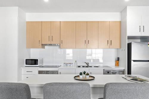 Lightview Oasis- Modern 2BR Apt- WiFi & Parking in Clearview