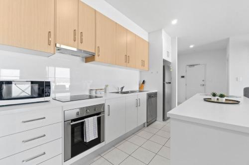 Lightview Oasis- Modern 2BR Apt- WiFi & Parking in Clearview