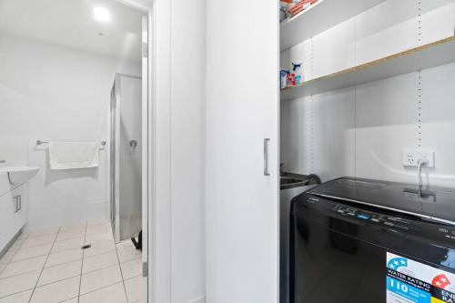 Lightview Oasis- Modern 2BR Apt- WiFi & Parking in Clearview