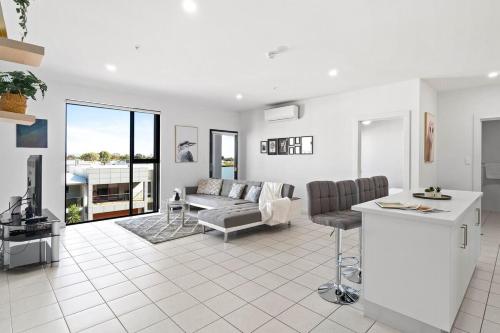 Lightview Oasis- Modern 2BR Apt- WiFi & Parking in Clearview