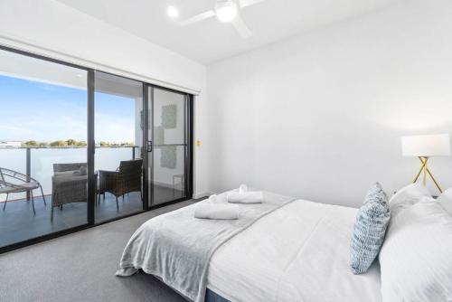 Lightview Oasis- Modern 2BR Apt- WiFi & Parking in Clearview