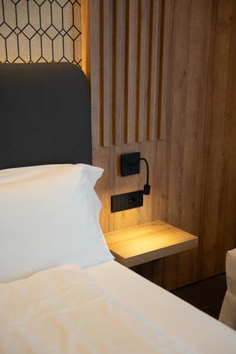 Double Room with Pool View image 2