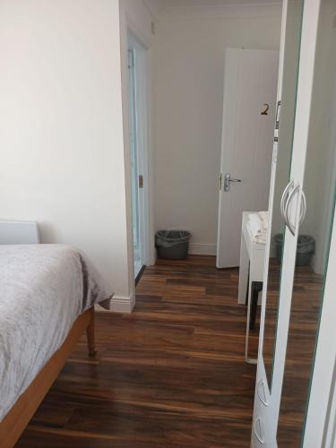 Homestay Dublin City cente Apts- Room only - image 2