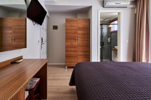 Standard Double or Twin Room with Side Sea View image 8