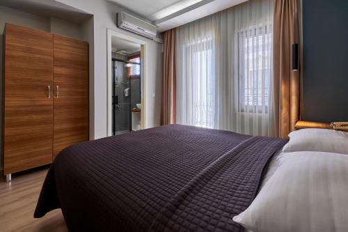 Standard Double or Twin Room with Side Sea View image 7