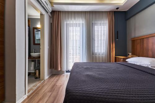 Standard Double or Twin Room with Side Sea View image 6