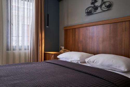 Standard Double or Twin Room with Side Sea View image 5