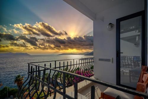 Standard Double or Twin Room with Sea View image 4