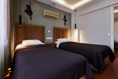 Standard Double or Twin Room with Side Sea View image 4