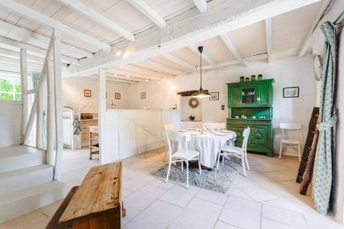 Logis La Tour - Gîte La Tour (Logis La Tour - Gite La Tour) in Saint-Laurent-de-la-Salle