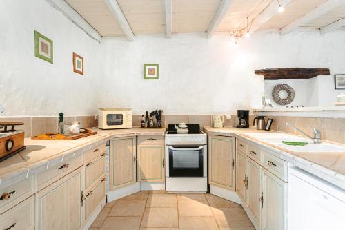 Logis La Tour - Gîte La Tour (Logis La Tour - Gite La Tour) in Saint-Laurent-de-la-Salle